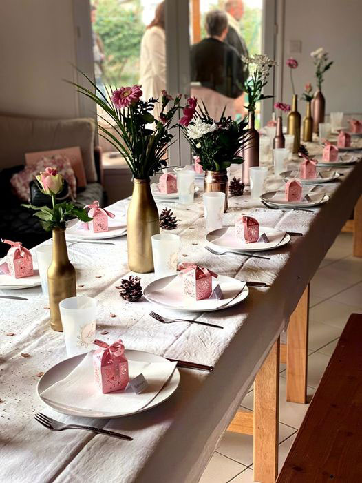 Décoration de table avec des gobelets pour un baptême