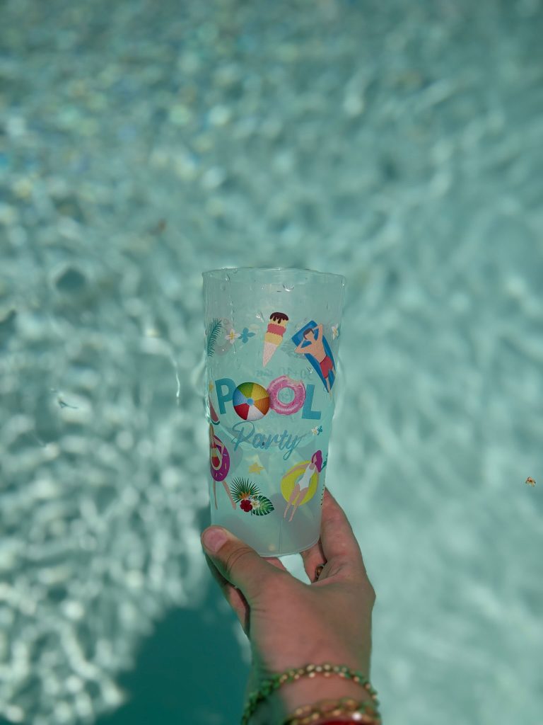 Gobelets personnalisés pour une pool party