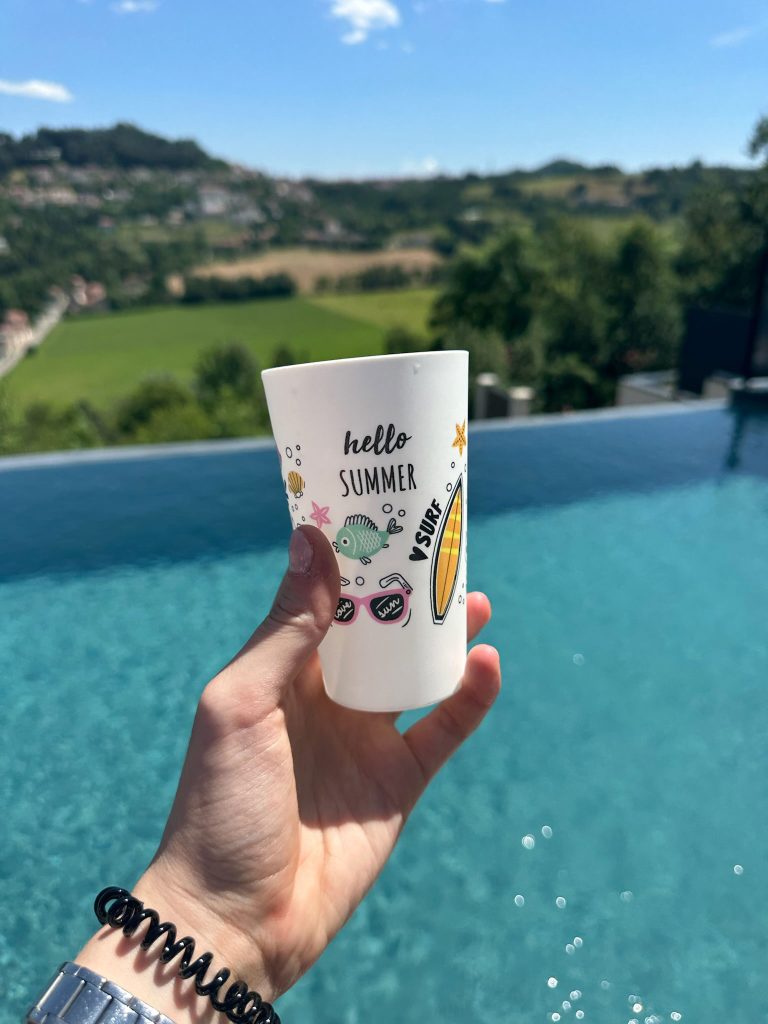 Gobelets personnalisés pour une pool party stylé