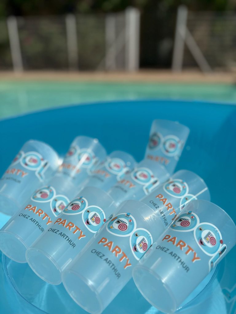Gobelets personnalisés pour une pool party