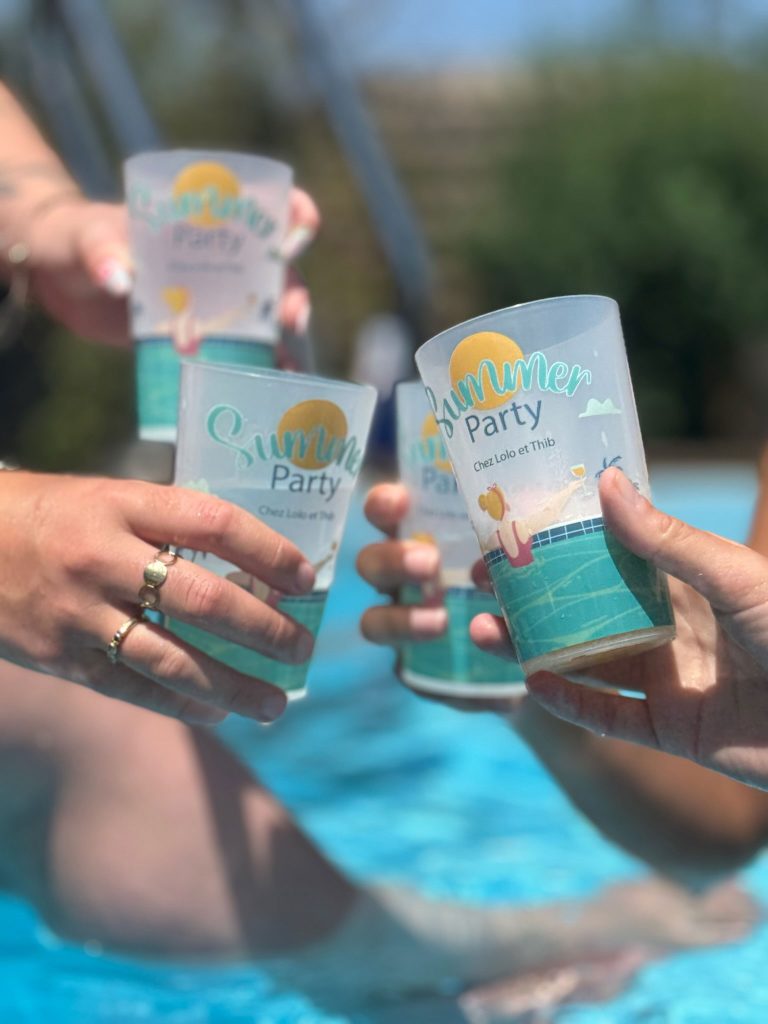 Gobelets personnalisés pour une pool party entre amis