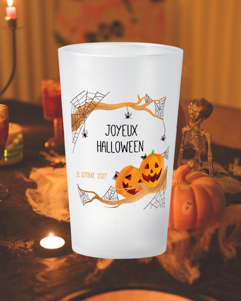 Décoration pour Halloween avec des gobelets personnalisés
