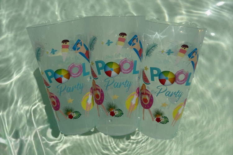 Gobelets personnalisés pour une pool party entre amis