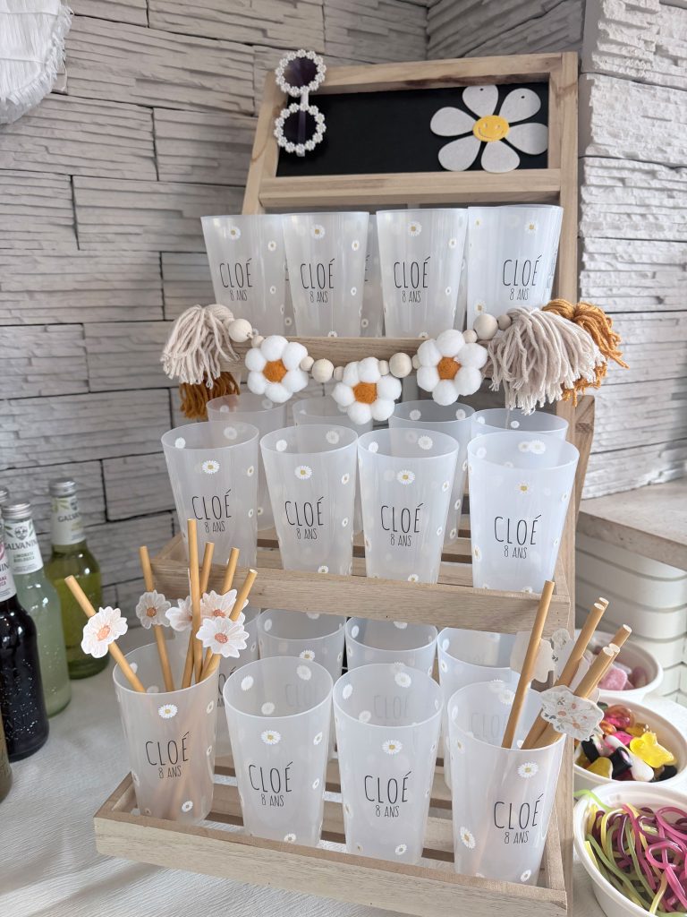 Décoration avec des gobelets personnalisés pour un anniversaire