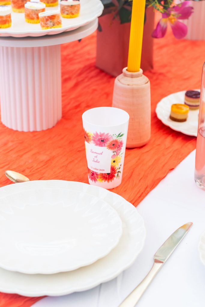 Gobelet personnalisé sur une table de mariage