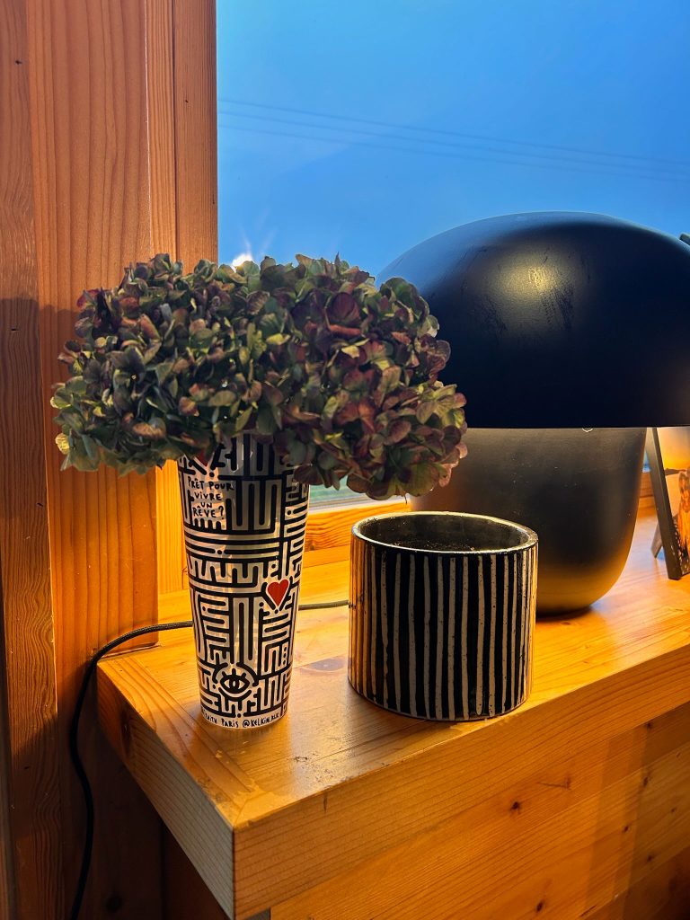 Cache pot avec un gobelet réutilisable