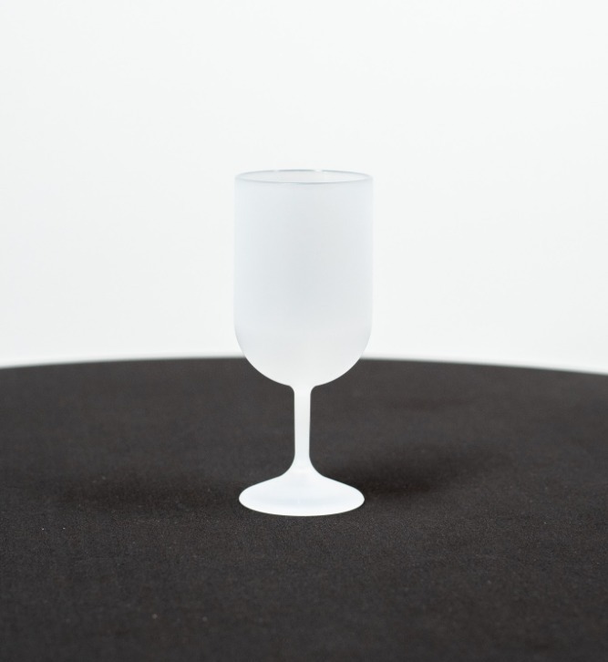 Verre à vin personnalisé en usage